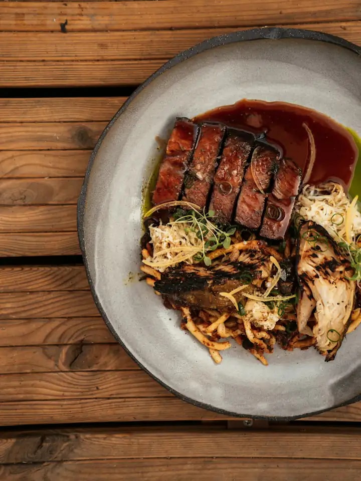 Prato com carne grelhada e legumes