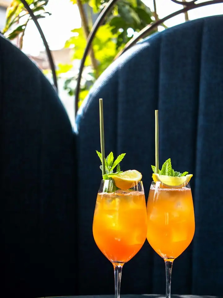 Drinks de laranja em taças