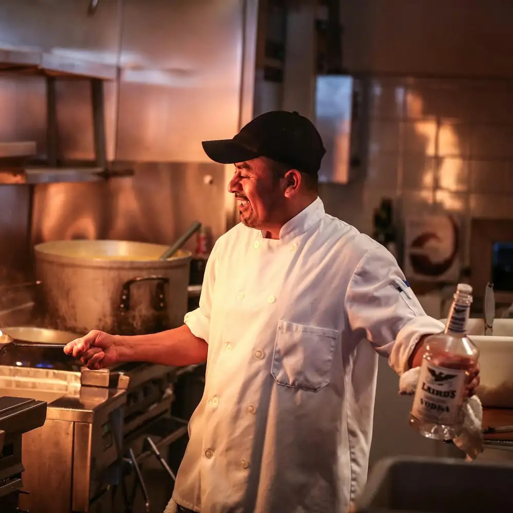 Chef cozinhando na chama